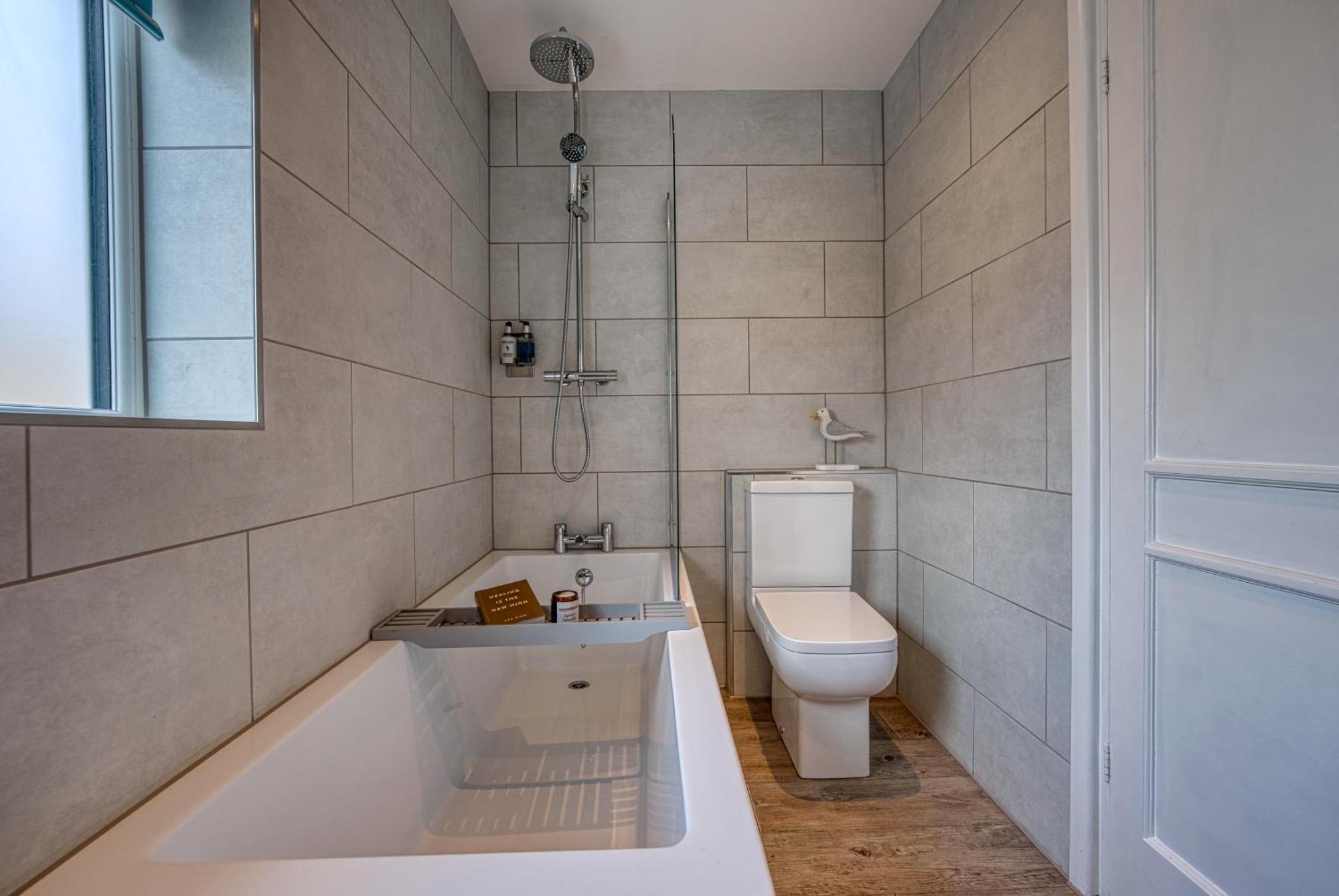 2 Bedrooms Modern, Stunning & Stylish Contractor House, Prime Portsmouth Location With Free Parking Permit, Summer Special Offer!! - By Blue Puffin Stays Eksteriør bilde